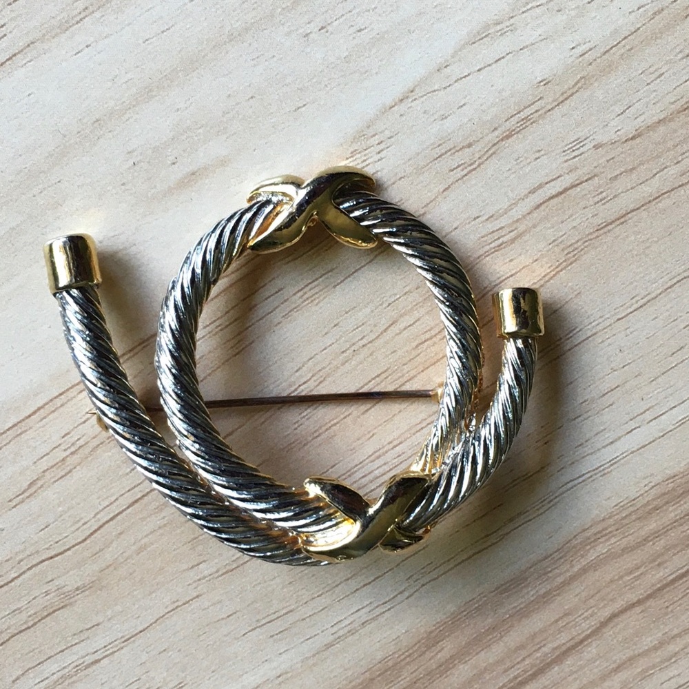 Vintage Trifari brooch